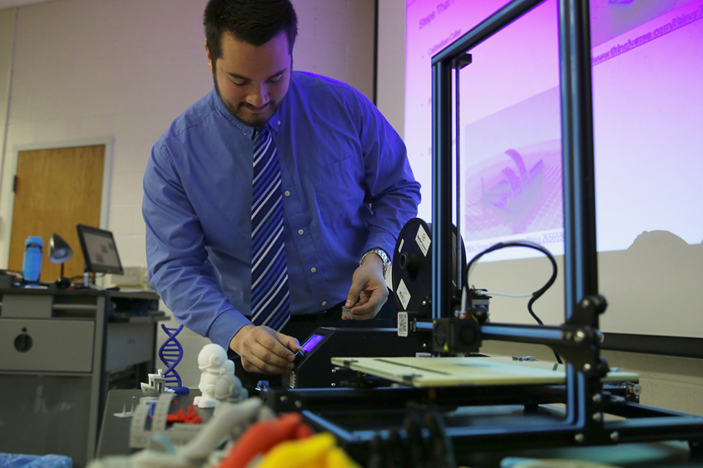 Aaron Rydzynski ’16 demonstrates the 3D technology that may one day create prosthetic limbs