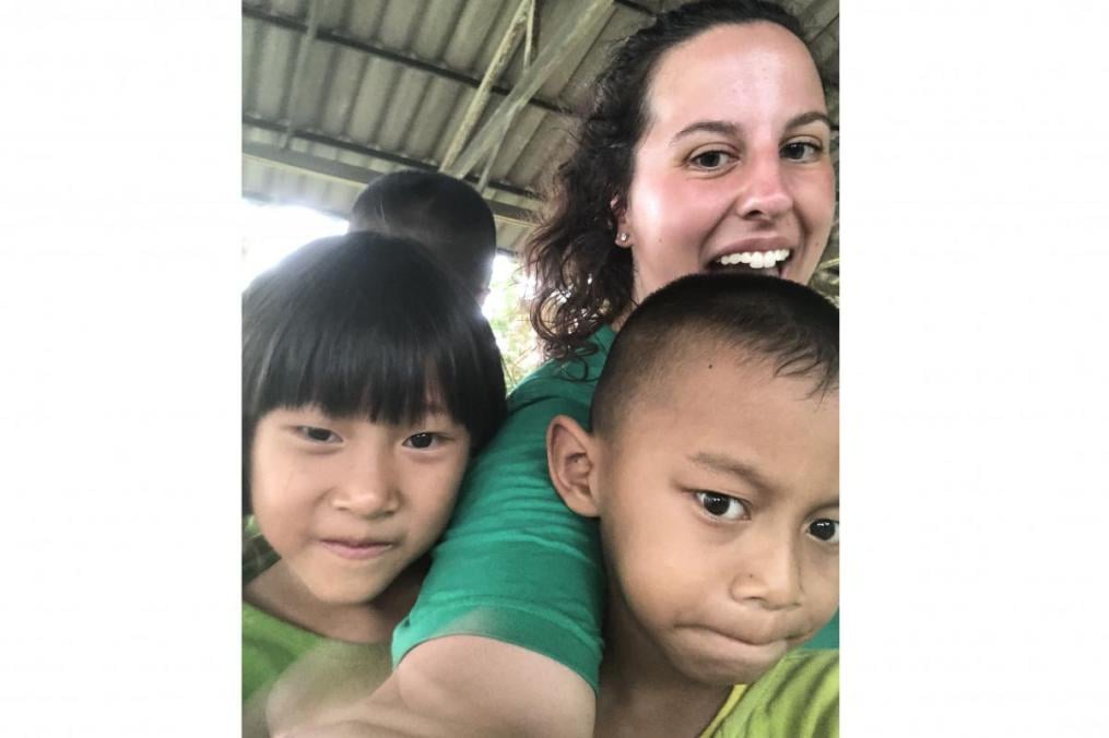Sarah Honan '21 takes a selfie with some of the children she met during her summer Field Period® to Thailand.