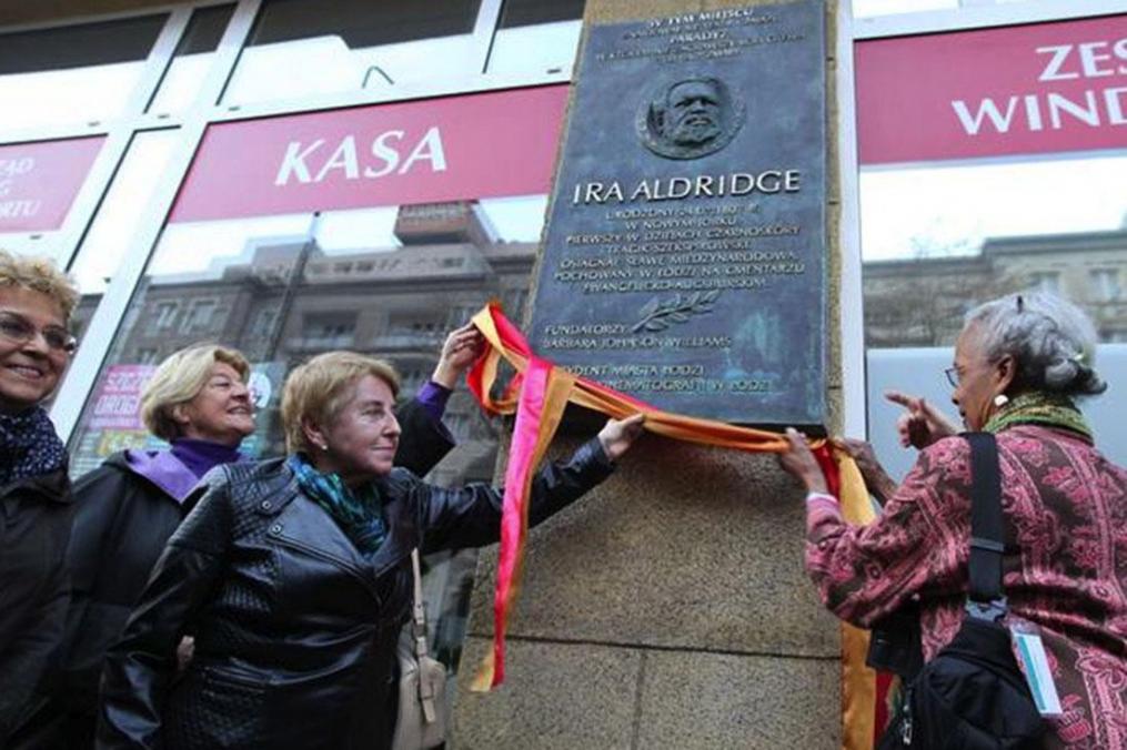Barbara Johnson Williams '63 (far right) helps reveal a plaque commemorating Ira Aldridge in Łódź, Poland. The plaque is on the front of the former hotel and Paradyz Theatre, where Aldridge died unexpectedly on Aug. 7, 1867, during a rehearsal of Othello. The plaque was created by Polish sculptor Marian Konieczny.
